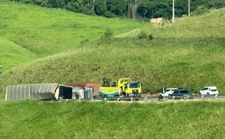Imagem ilustrativa da imagem VÍDEO | Acidente com carreta afeta trânsito na BR-101 em Anchieta