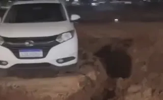 Imagem ilustrativa da imagem VÍDEO | Motorista estaciona em área proibida e carro é cercado com vala