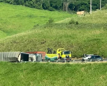 Imagem ilustrativa da imagem VÍDEO | Acidente com carreta afeta trânsito na BR-101 em Anchieta