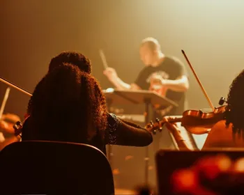 Imagem ilustrativa da imagem Viagem musical com orquestra e bandas no aniversário de 25 anos do Teatro Sesi