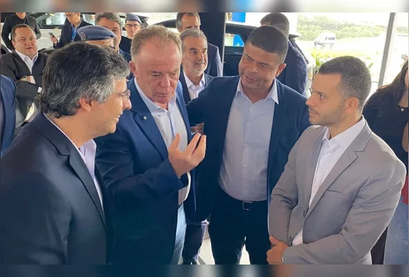 André Esteves, ao lado do Governador Renato Casagrande e do prefeito de Viana Wanderson Bueno (à direita)