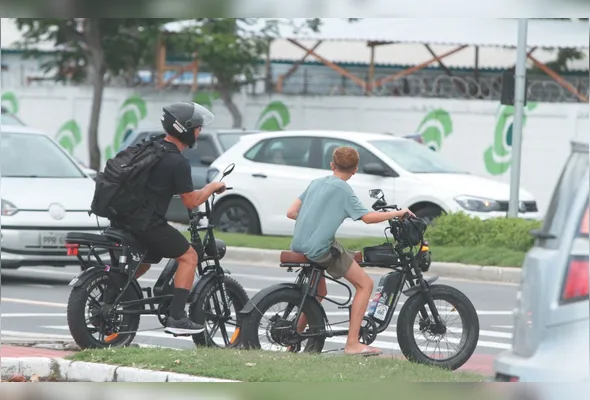 Bicicletas elétricas, que custam entre R$ 3.600 e R$ 11 mil, se tornam alvo crescente de furtos e roubos na Grande Vitória. Em 2025, os casos já superam o ano anterior, e a polícia reforça a importância do registro de ocorrências e do uso de localizadores para recuperação.