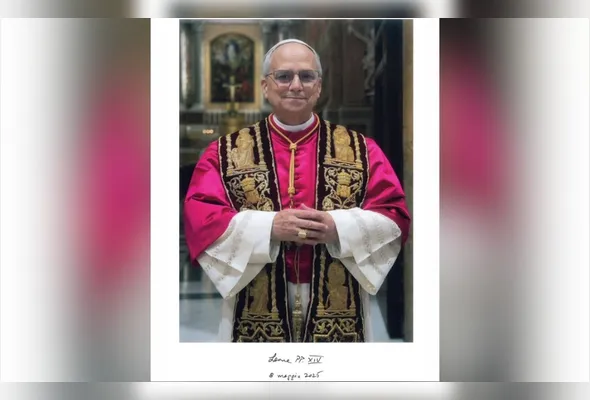 Foto oficial do Papa Leão 14, com sua assinatura e a data de sua eleição