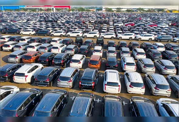 Carros em centro automotivo.