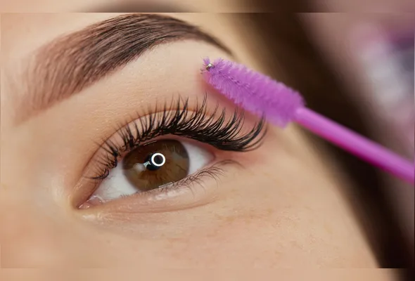 Nova tendência perigosa nas redes: homens estão cortando ou arrancando os cílios para parecerem "mais masculinos". Médicas alertam para riscos graves à saúde ocular.