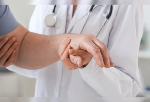 Tratamentos avançados para Parkinson, como DBS e HIFU, trazem mais qualidade de vida além dos remédios.