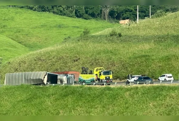 Foram acionados os recursos da concessionária (veículo de inspeção, guincho e ambulância), além da Polícia Rodoviária Federal (PRF).