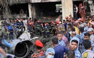Imagem ilustrativa da imagem Avião militar cai em escola em Bangladesh e deixa ao menos 19 mortos