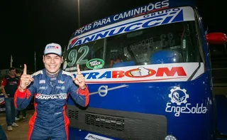 Imagem ilustrativa da imagem Capixaba Hugo Cibien vence primeira corrida noturna da história da Copa Truck