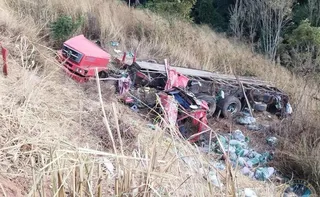 Imagem ilustrativa da imagem Carreta tomba, cai de barranco e deixa dois feridos na BR-262, em Iúna
