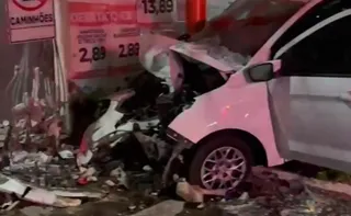 Imagem ilustrativa da imagem Carro invade supermercado, motorista foge e mulher fica presa às ferragens no ES