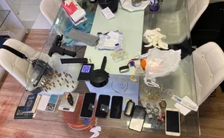 Imagem ilustrativa da imagem Casal é encontrado morto após vizinhos verem sangue escorrendo pela parede