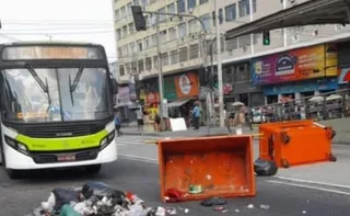 Imagem ilustrativa da imagem Dez ônibus são sequestrados e usados como barricada contra operação da PM no Rio