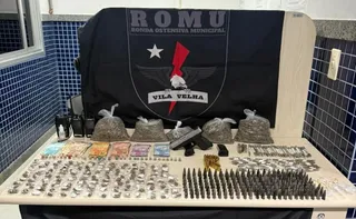 Imagem ilustrativa da imagem Guarda persegue suspeito, entra em casa e encontra armas e drogas em Vila Velha