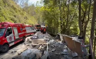 Imagem ilustrativa da imagem Homem morre após carreta tombar e cair em ribanceira na BR-262