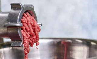 Imagem ilustrativa da imagem Jovem morre ao ser sugado por moedor de carne nos Estados Unidos