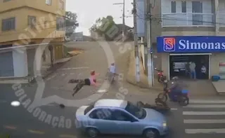 Imagem ilustrativa da imagem Motociclista é arremessada após carro invadir a contramão no Noroeste do ES