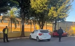 Imagem ilustrativa da imagem Mulher vai dirigindo até unidade do Detran no DF para tirar CNH e é multada