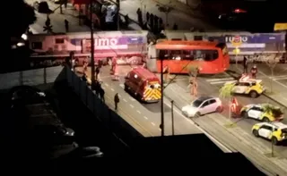 Imagem ilustrativa da imagem Ônibus biarticulado parte ao meio após colidir com trem e deixa feridos em Curitiba