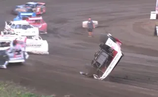 Imagem ilustrativa da imagem Piloto ‘se vinga’ de adversário e capota carro de rival de propósito nos EUA; veja