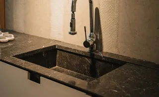 Imagem ilustrativa da imagem Por que as bancadas de cozinha sofrerão maior peso do tarifaço de Trump