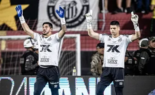 Imagem ilustrativa da imagem Santos supera lambança, lei do ex e expulsão e busca empate contra o Sport