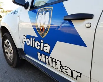 Imagem ilustrativa da imagem Homem armado e vestindo máscara de caveira mata jovem em praça de Alegre