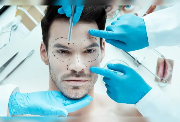 Cada vez mais homens recorrem à cirurgia plástica para melhorar a aparência, cuidar do corpo e reforçar a autoestima.