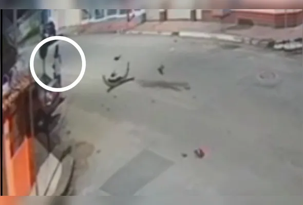 Imagem ilustrativa da imagem Motoristas se abraçam após acidente em Guarapari; veja vídeo
