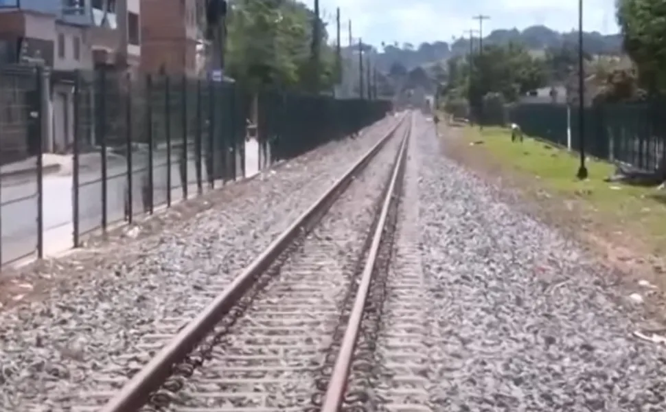 Imagem ilustrativa da imagem Adolescente não escuta sinalização e é atropelada por trem em Cariacica