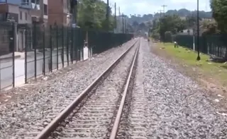 Imagem ilustrativa da imagem Adolescente não escuta sinalização e é atropelada por trem em Cariacica