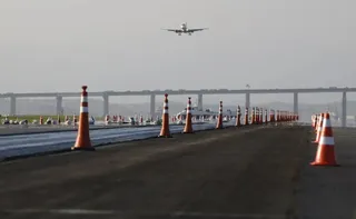 Imagem ilustrativa da imagem Aeroporto Santos Dumont, no RJ, é fechado após vazamento de óleo na pista