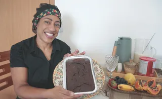 Imagem ilustrativa da imagem Aprenda a fazer um Bolo de cacau e banana que ajuda a manter a dieta