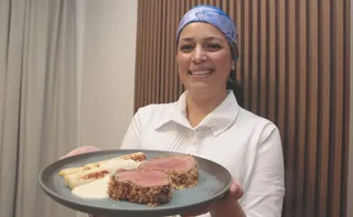 Imagem ilustrativa da imagem Aprenda a fazer uma receita de Rosbife e creme de alho-poró