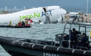 Imagem ilustrativa da imagem Avião cargueiro cai no mar e duas pessoas morrem em Hong Kong