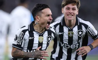 Imagem ilustrativa da imagem Botafogo marca com 15 segundos, supera a LDU e vai jogar pelo empate na altitude