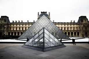 Imagem ilustrativa da imagem Brasileiros contam como saíram às pressas do Louvre: 'Foi assustador'