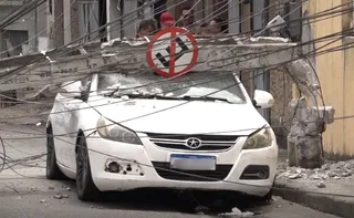 Imagem ilustrativa da imagem Caminhão arrasta fios e derruba poste em cima de carro em Cariacica