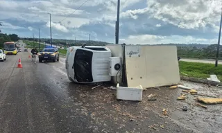 Imagem ilustrativa da imagem Caminhão com carga de camarões tomba na BR-101 e carga é saqueada