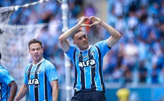 Imagem ilustrativa da imagem Carlos Vinícius faz três, Grêmio se reabilita e afunda o Juventude no Brasileirão