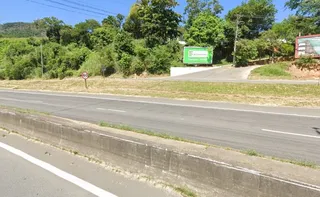 Imagem ilustrativa da imagem Concessionária vai instalar alambrados sobre mureta após morte de aluno na BR-101