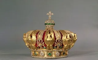 Imagem ilustrativa da imagem Coroa da imperatriz Eugênia é encontrada danificada perto do Museu do Louvre