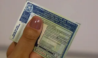 Imagem ilustrativa da imagem Detrans acusam governo Lula de inflar CNH gratuita em anúncios nas redes sociais