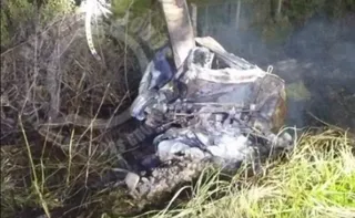 Imagem ilustrativa da imagem Dois jovens morrem após carro colidir em poste e pegar fogo em Guarapari