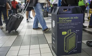Imagem ilustrativa da imagem Empresas anunciam taxa por mala de mão em aviões