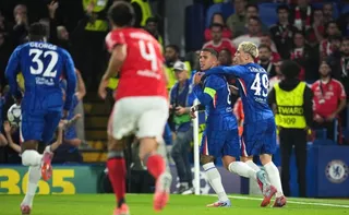 Imagem ilustrativa da imagem Estêvão esbarra no goleiro, Ríos faz contra e Chelsea vence Benfica pela Champions