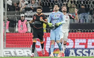 Imagem ilustrativa da imagem Flamengo defende cavadinha, vence Corinthians de virada e dispara na liderança