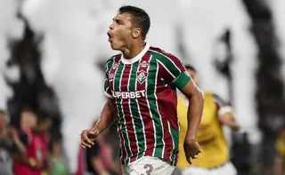 Imagem ilustrativa da imagem Fluminense reverte vantagem do Bahia com brilho de Thiago Silva no fim e avança
