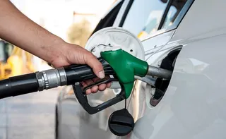 Imagem ilustrativa da imagem Gasolina passa a ter 30% de etanol nesta sexta, sem previsão de queda nos preços