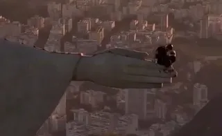 Imagem ilustrativa da imagem Homem é flagrado saltando de paraquedas do braço do Cristo Redentor no Rio